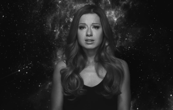 Красивая актриса Юлия Савичева