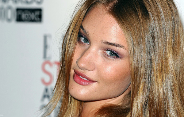 Популярная модель Роузи Хантингтон-Уайтли