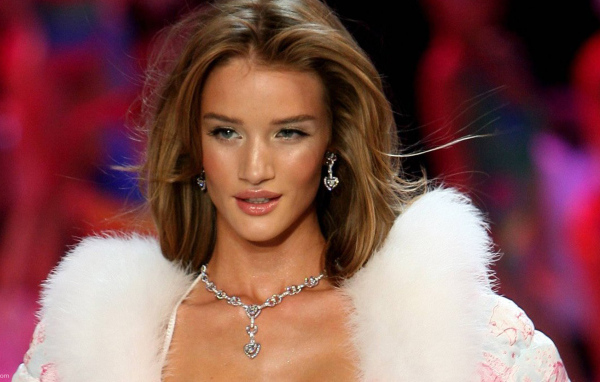 Известная звезда Роузи Хантингтон-Уайтли