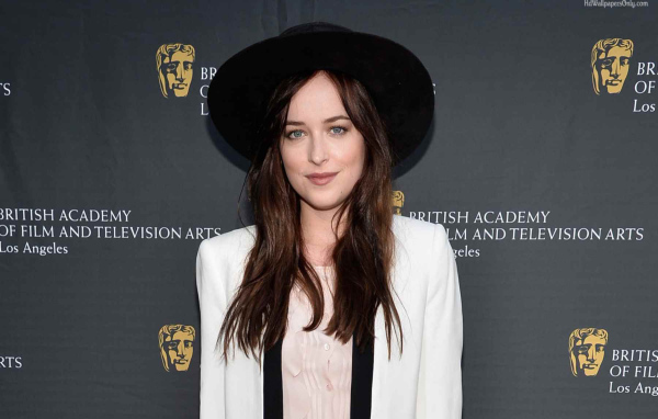 Красивая Дакота Джонсон