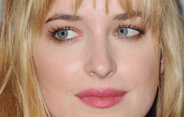 Очаровательная модель Дакота Джонсон