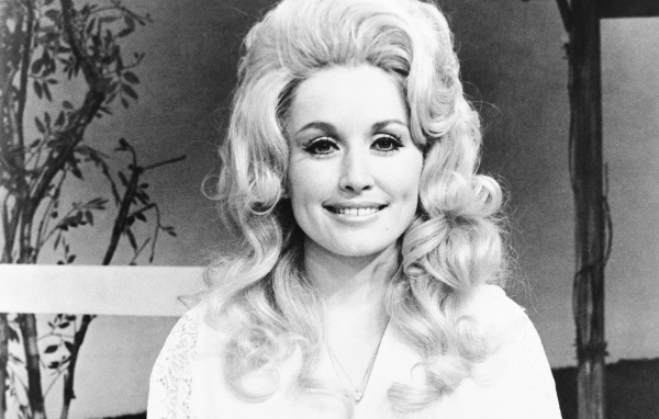 Красивая Долли Партон