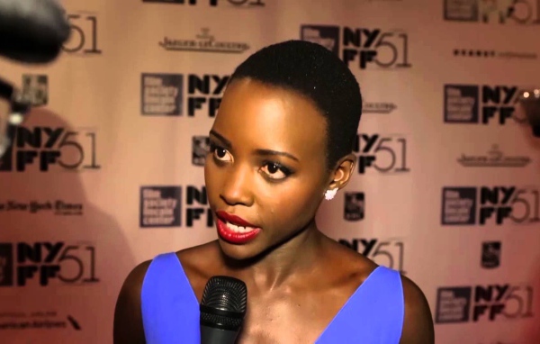 Красивая актриса Лупита Нионго