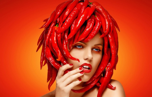 Портрет девушки с перцем