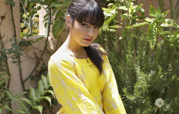 Актриса Ванесса в желтом платье