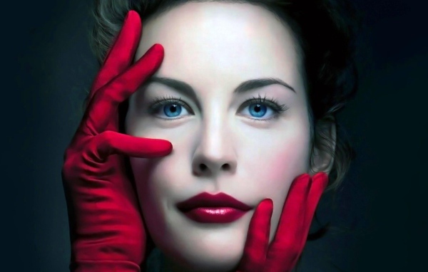 Актриса в красных перчатках