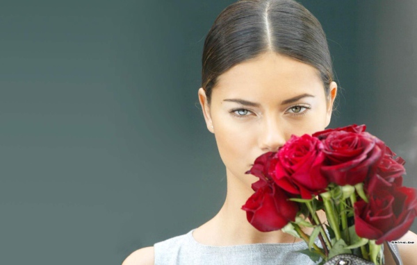 Адриана с букетом роз