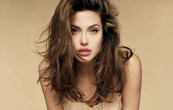 Ангелина Джоли с распущенными волосами