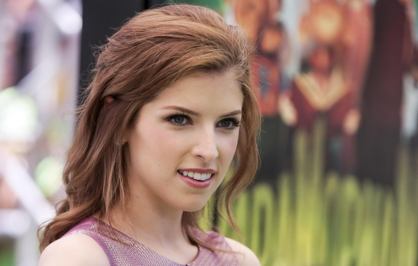 Анна улыбается