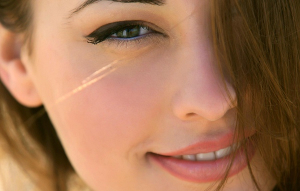 Красивые ресницы у девушки
