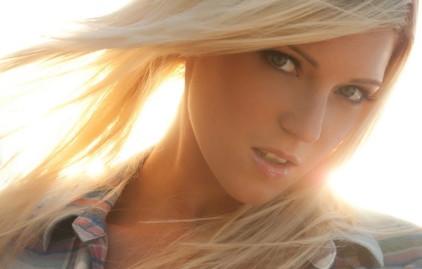 Блондинка на закате