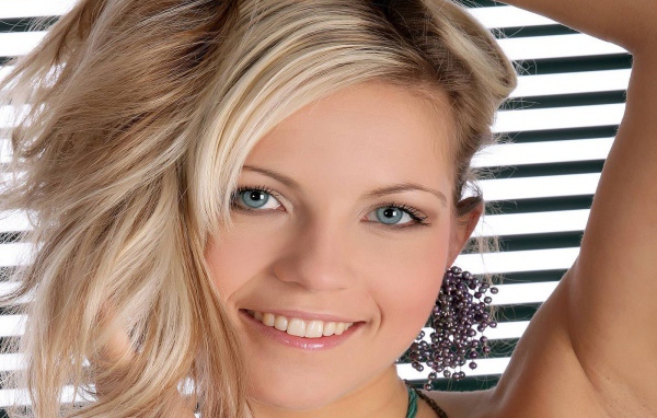 Блондинка с голубыми глазами