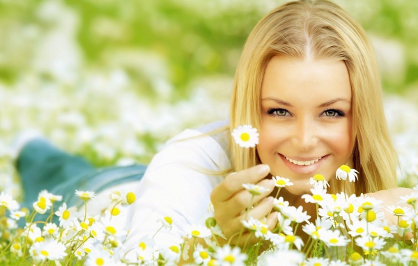 Блондинка с ромашками