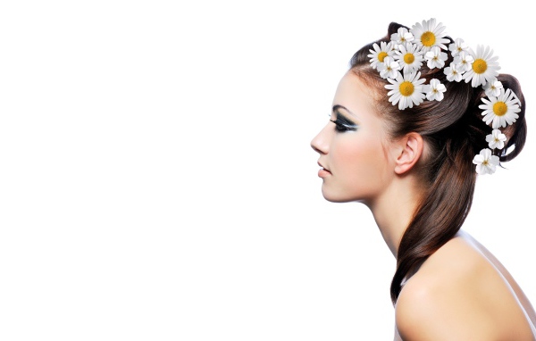 Брюнетка с ромашками в волосах