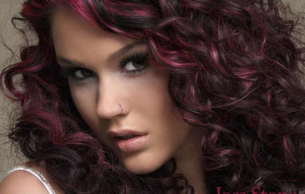 Кудрявая брюнетка