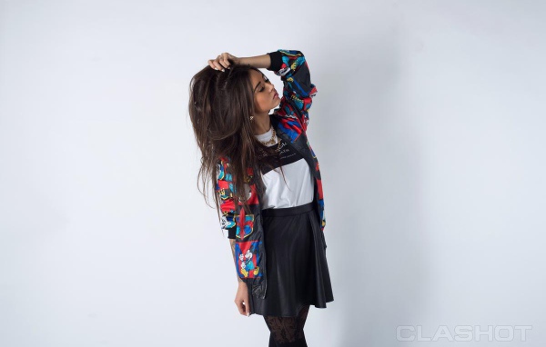 Диана Мелисон на белом фоне 