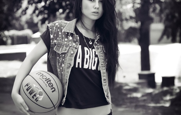 Диана Мелисон с мячом 