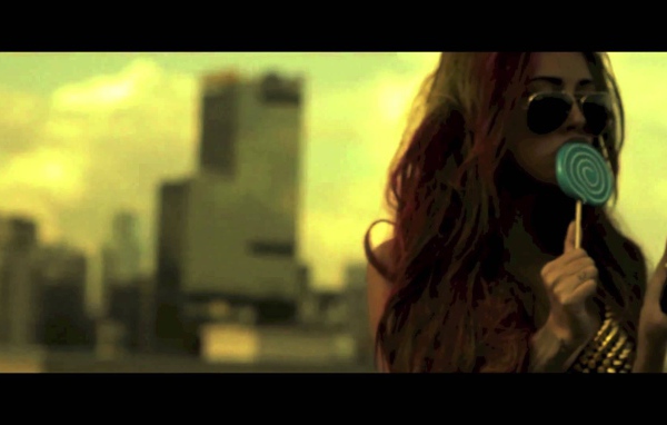 Диана Мелисон с леденцом