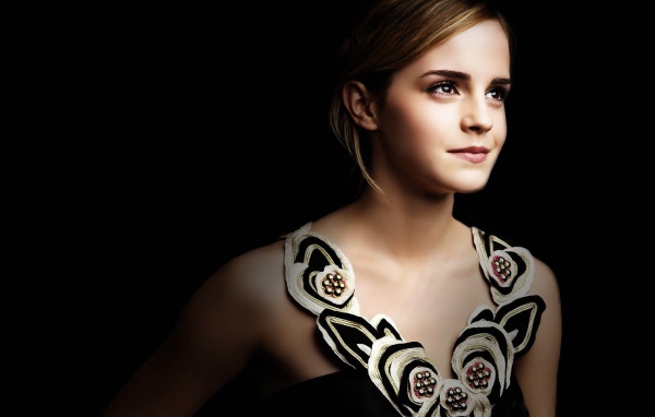 Эмма на черном фоне