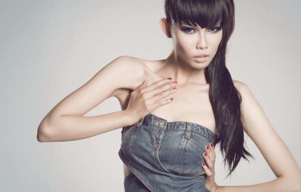 Девушка в джинсовом костюме