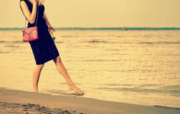 Девушка на берегу моря