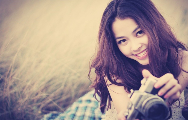 Девушка с фотоаппаратом