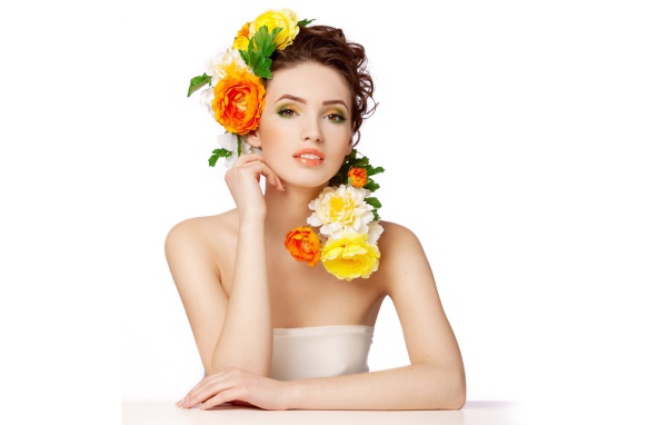Девушка с цветами на голове