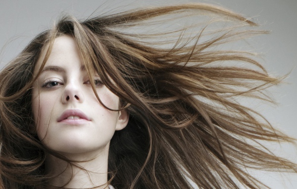 Девушка с развевающимися волосами