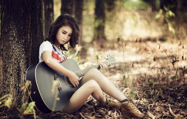 Девушка с гитарой