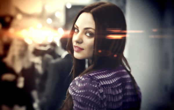 Мила Кунис в сиреневом платье