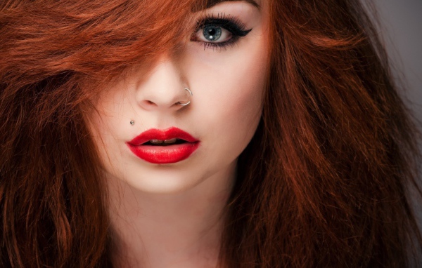 Пирсинг у рыжей девушки