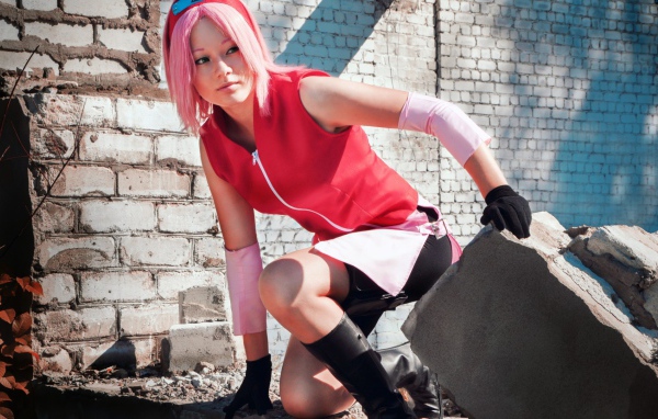 Розовые волосы у девушки