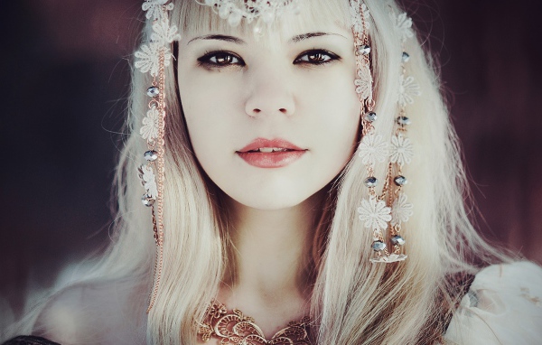 Портрет блондинки с украшениями