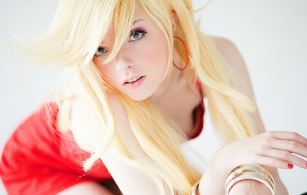 Портрет блондинки с серьгами