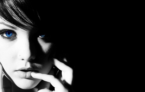 Портрет красивой девушки с голубыми глазами