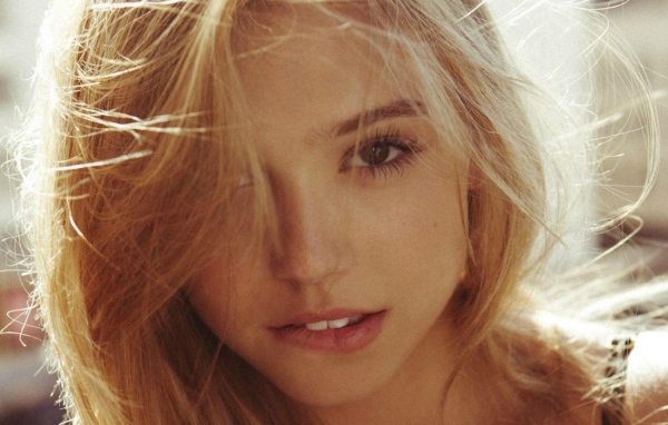 Милая блондинка