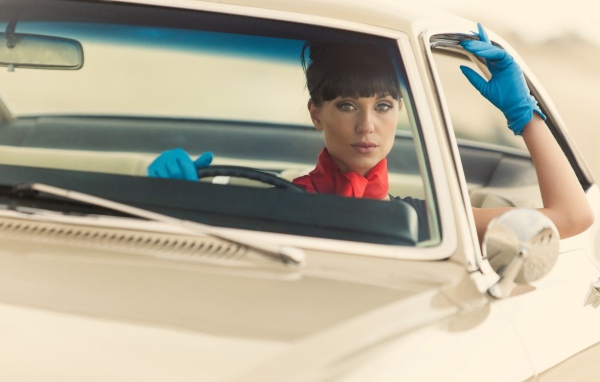 Девушка за рулем