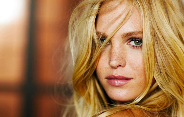 Рыжая девушка