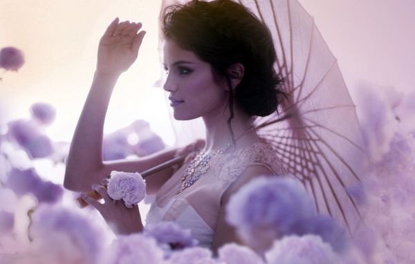 Селена Гомез с зонтиком