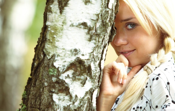 Блондинка у березы