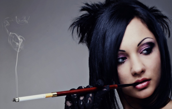 Девушка курит сигарету