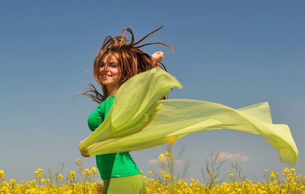 Девушка с зеленым платком