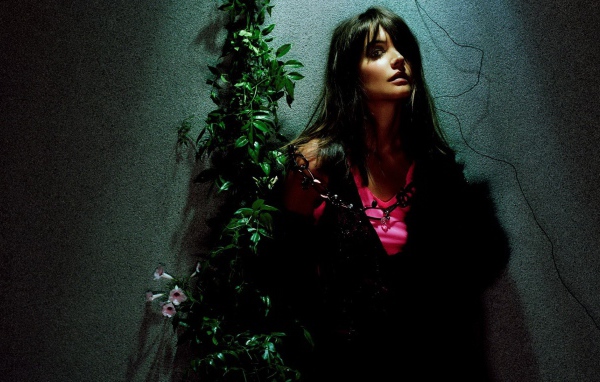 Женщина у стены