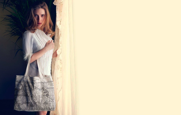 Актриса Скарлет у окна