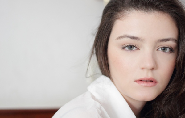 Женщина с серыми глазами