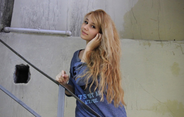 Блондинка с длинными волосами