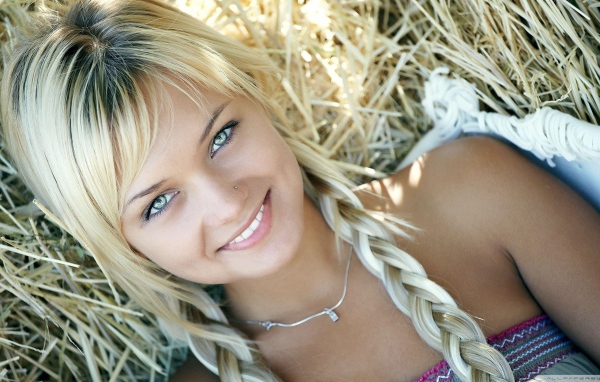 Блондинка с косичками