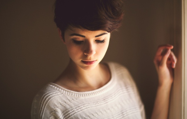 Брюнетка смотрит вниз