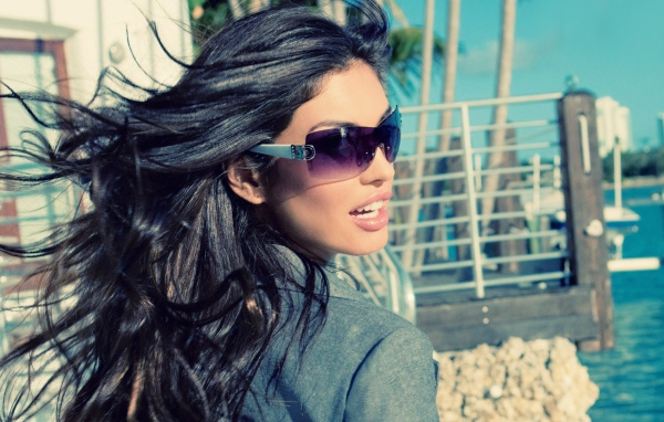 Брюнетка с пышными волосами