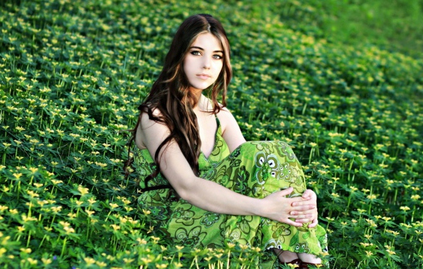Брюнетка на зеленом поле